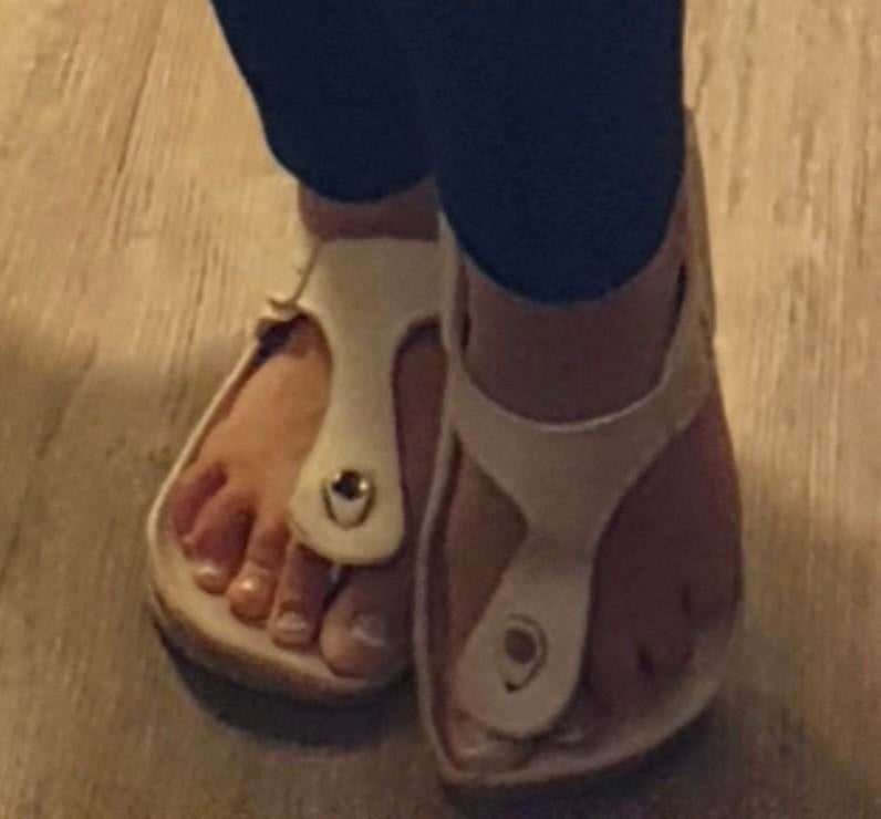 Gezocht rubber teenslippers lichtgewicht zwart wit of groen, Ophalen of Verzenden, Zwart