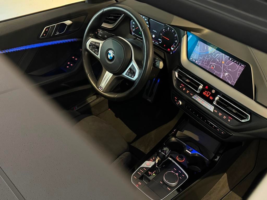 BMW 1-serie 118i M SPORT |PANO|DAB|KUIPSTOELEN|GARANTIE, Gebruikt, Met garantie (alle), Alcantara, Bedrijf