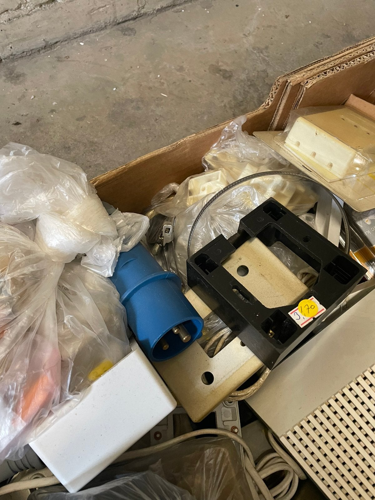 Rommelmarkt elektronica componenten, Ophalen, Zo goed als nieuw