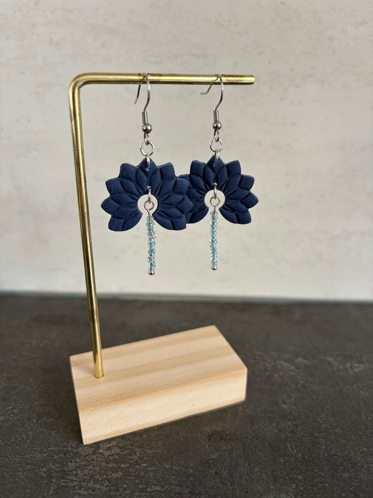 Handgemaakte donkerblauwe oorbellen met kraaltjes, Met kristal, Overige materialen, Hangers, Blauw