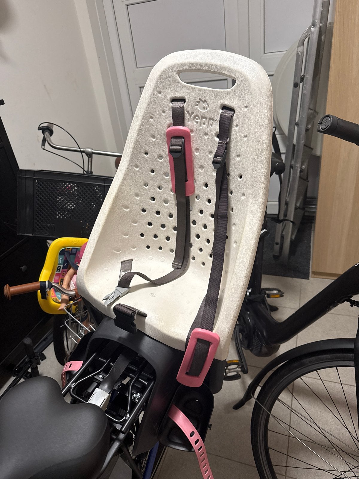 Yepp Achterzitje voor fiets - Wit met roze accenten, Fietsen en Brommers, Fietsaccessoires | Fietsstoeltjes, Achterzitje, Ophalen