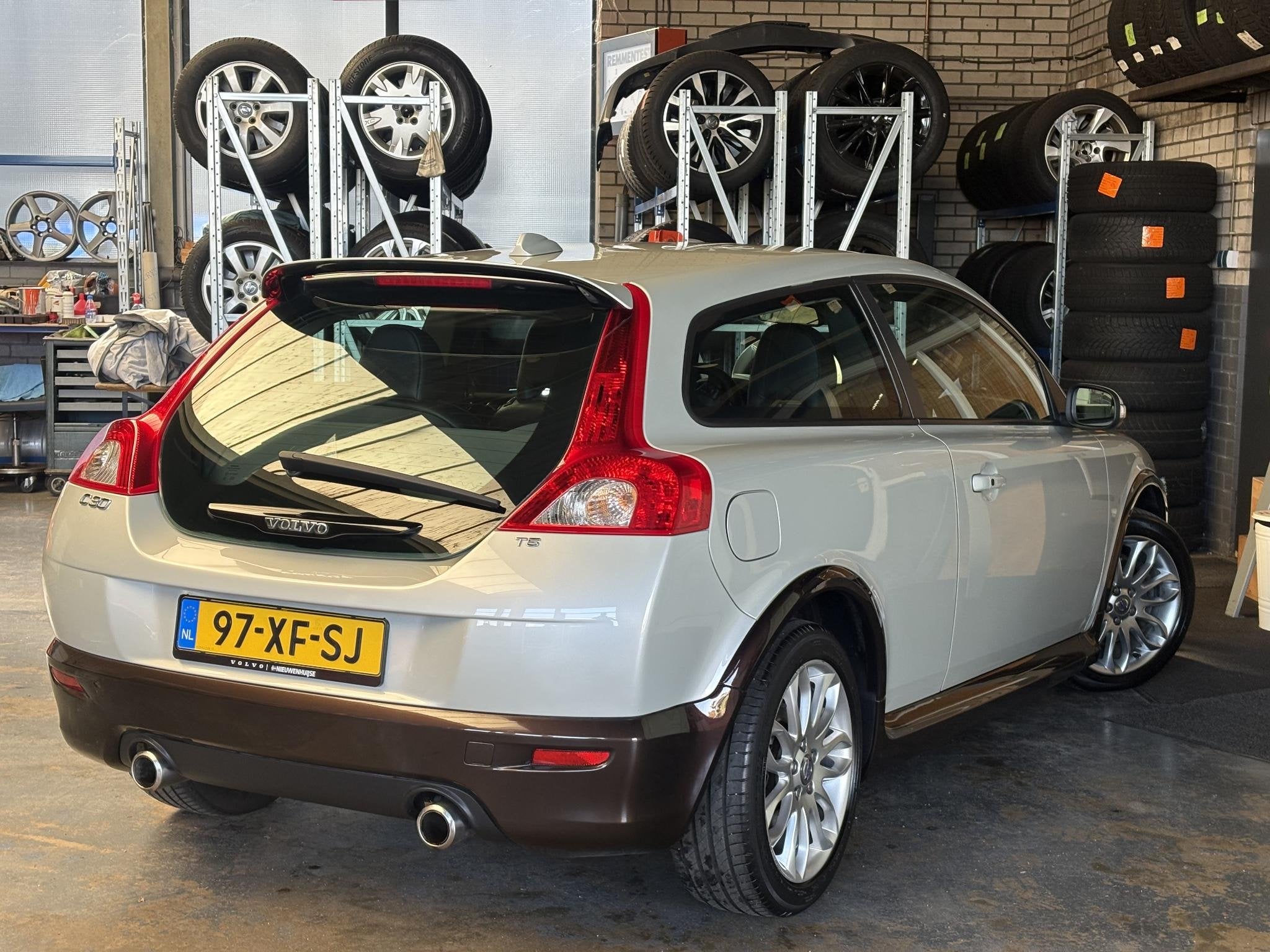 Volvo C30 2.5 T5 Summum | Nederlandse auto | Volvo dealer on, Auto's, Gebruikt, Zwart, 4 stoelen, 1337 kg
