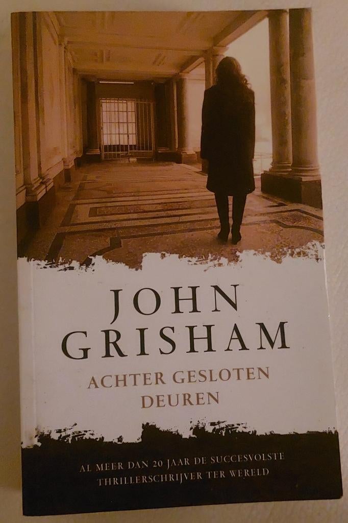 John Grisham - Achter Gesloten Deuren, Ophalen of Verzenden, Zo goed als nieuw, John Grisham, Amerika