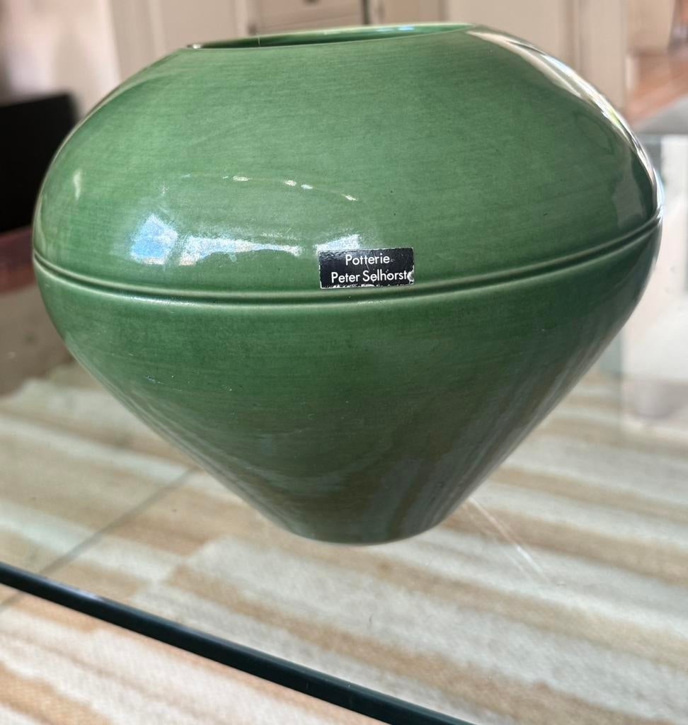Prachtige groene keramiek vaas van Peter Selhorst, Aardewerk of Porselein, Ophalen of Verzenden, Zo goed als nieuw, Minder dan 50 cm