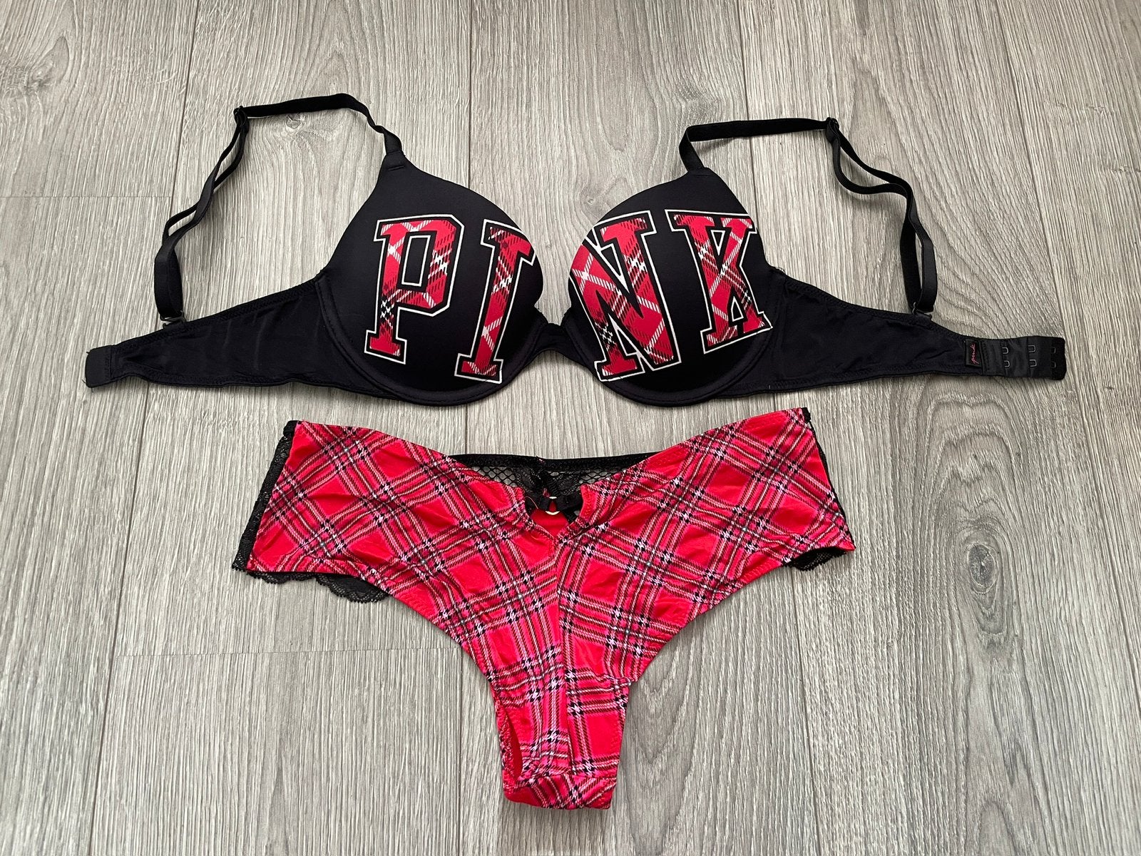victoria’s secret pink t-shirt bh en slip set mt 70C / S, Ophalen of Verzenden, Rood, BH