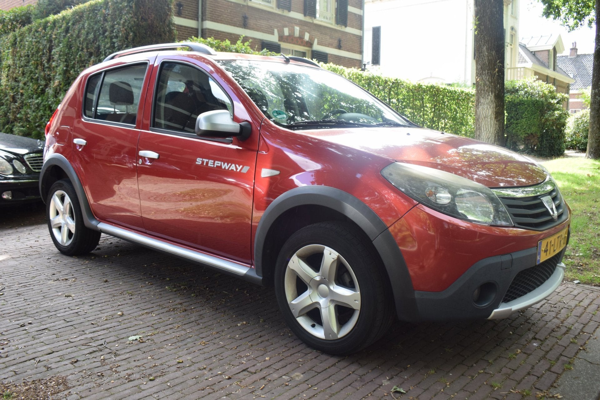 Dacia Sandero 1.6 Stepway Trekhaak, Auto's, 4 cilinders, 1070 kg, Origineel Nederlands, Bedrijf