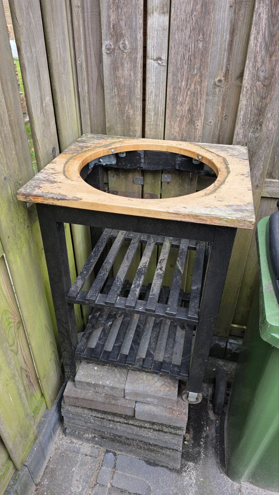 IKEA Bekväm kamado tafel voor 15" kamado barbecue, Ophalen, Gebruikt, IKEA