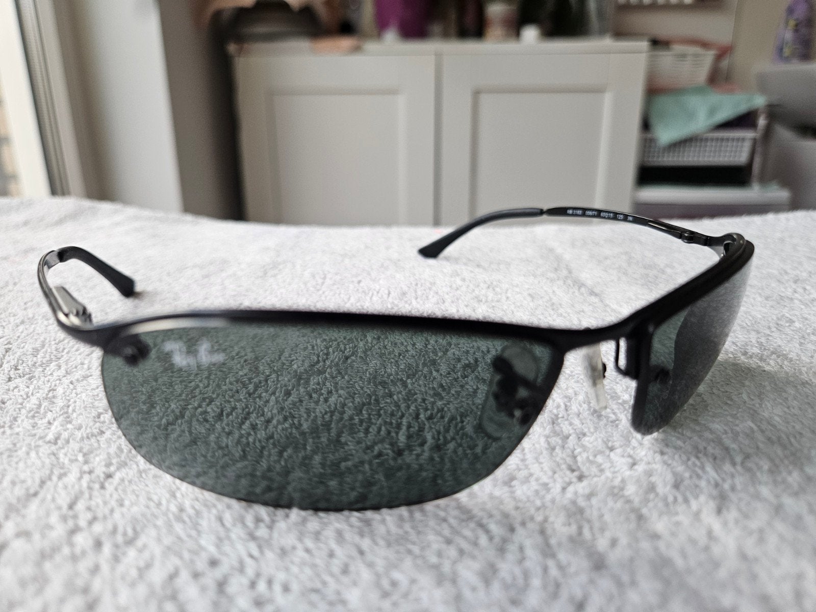 Stijlvolle Ray-Ban zonnebril - Zwart, zo goed als nieuw, Sieraden, Tassen en Uiterlijk, Zonnebril, Zwart, Ophalen of Verzenden