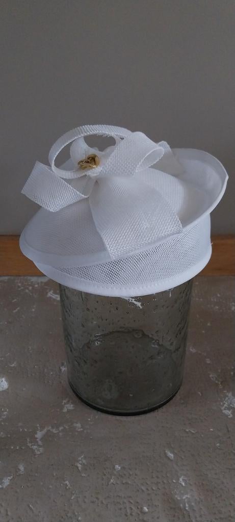 Wit kinder hoedje/fascinator met diadeem of clip, z.g.a.n., Ophalen of Verzenden, Zo goed als nieuw, Meisje, Hoed