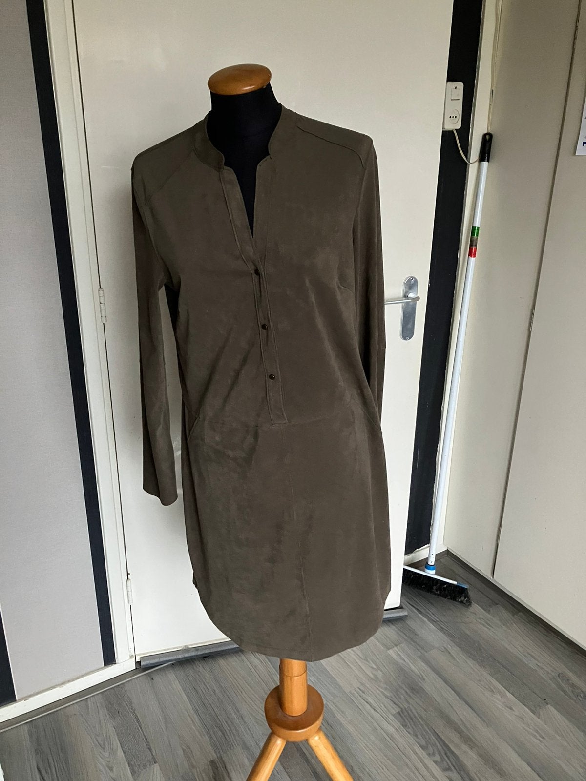 Super mooie jurk van 10 feet ( suede look ) maat m koopje, Maat 38/40 (M), Zwart, Ophalen of Verzenden, Zo goed als nieuw