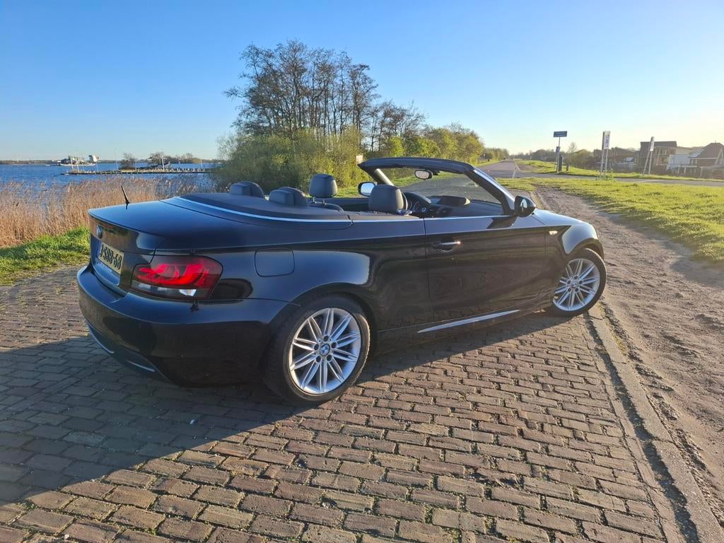 BMW 1-Serie 2.0 118D Cabrio 2013 Zwart, Auto's, Achterwielaandrijving, 1995 cc, Cabriolet, 4 stoelen