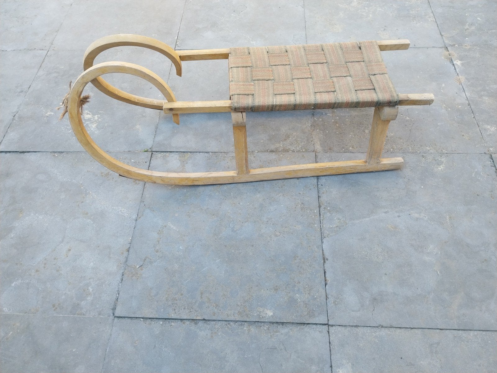 Vintage houten slee met gevlochten zitting, Kinderen en Baby's, Speelgoed | Buiten | Sleeën, Ophalen, Gebruikt