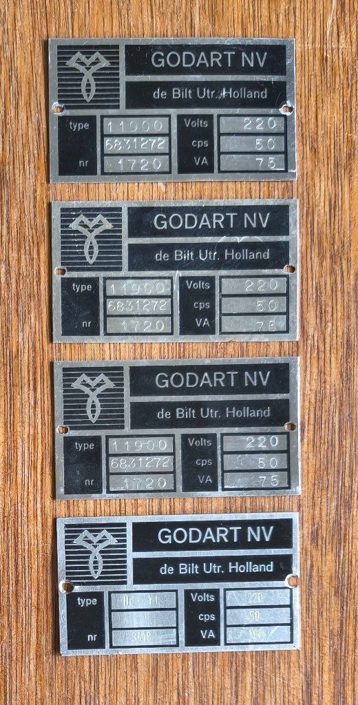 4 typeplaatjes GODART NV de Bilt Utr. Holland van ijzer, Antiek en Kunst, Curiosa en Brocante, Ophalen of Verzenden