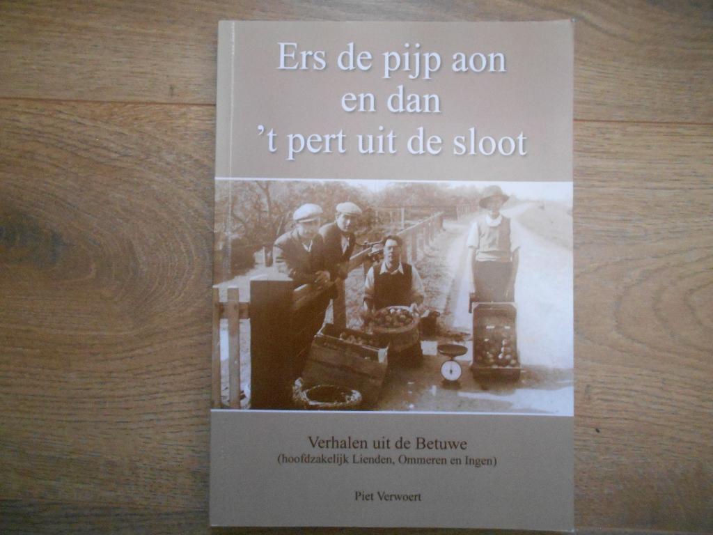 Piet Verwoert Ers de pijp aon en dan `t pert uit de sloot, Ophalen of Verzenden, Zo goed als nieuw