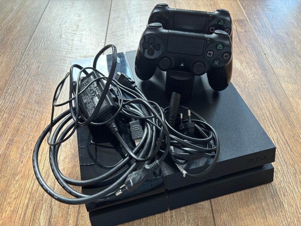 PlayStation 4 met 2 controllers en oplader, Spelcomputers en Games, Ophalen, Met 2 controllers, Original, 500 GB