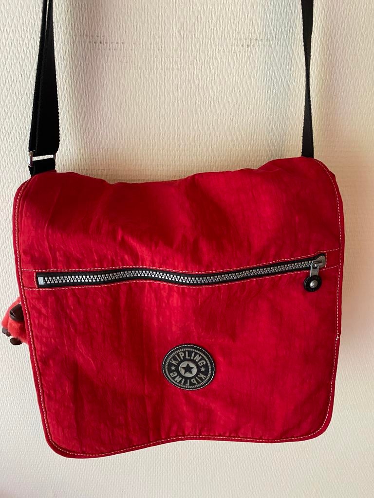 Als nieuw zeer ruime Kipling schouder tas. Rood., Sieraden, Tassen en Uiterlijk, Tassen | Schoudertassen, Ophalen of Verzenden