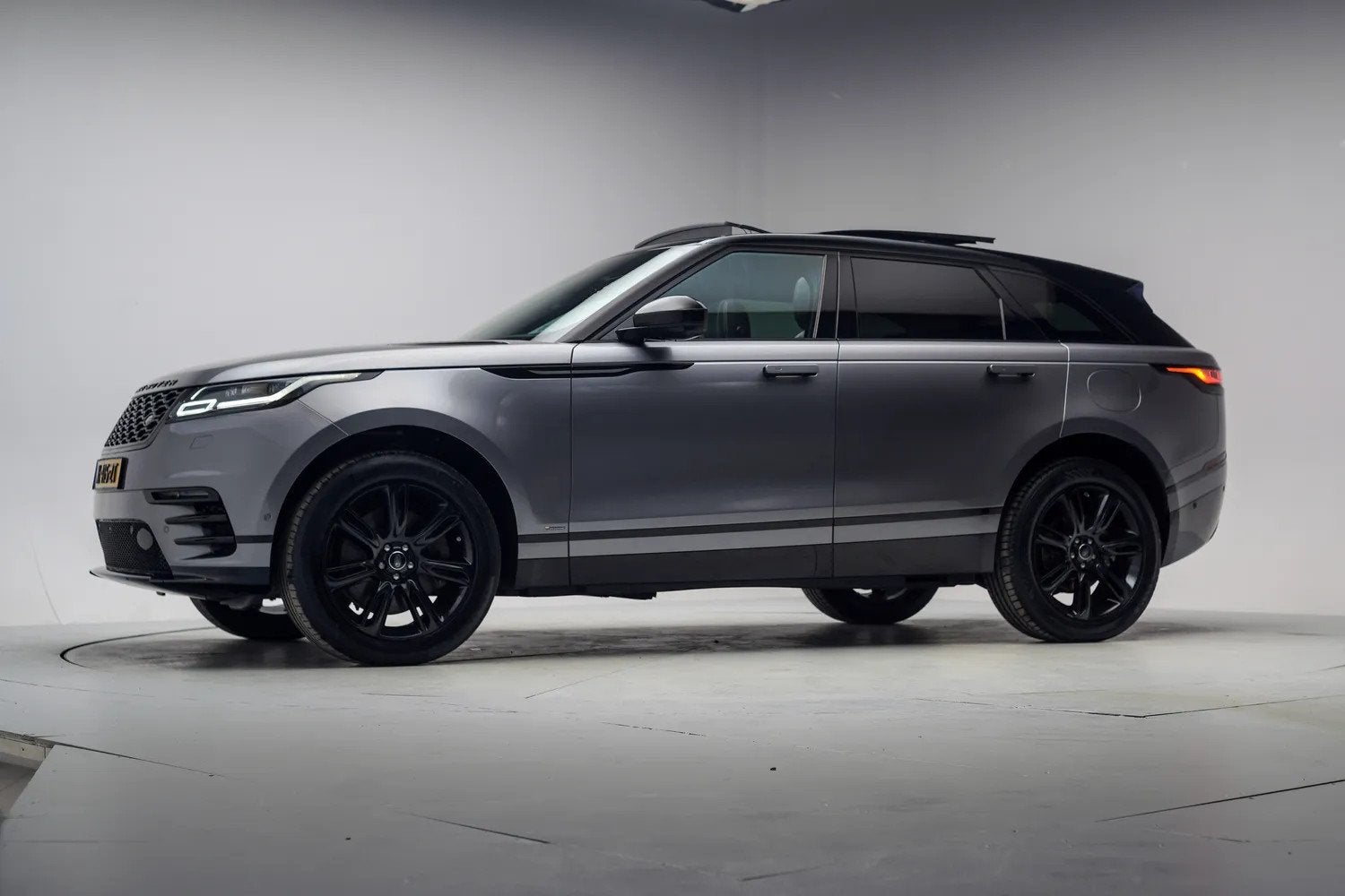 Land Rover Range Rover Velar 2.0 P400e R-Dynamic SE Aut.[ Pa, Auto's, Land Rover, Automaat, 2174 kg, Gebruikt, 4 cilinders