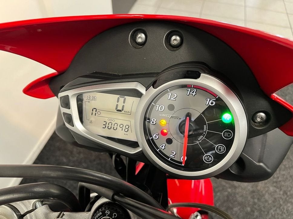 Triumph STREET TRIPLE R (bj 2011), 675 cc, Motorrijbewijs A, Bedrijf, Meer dan 35 kW