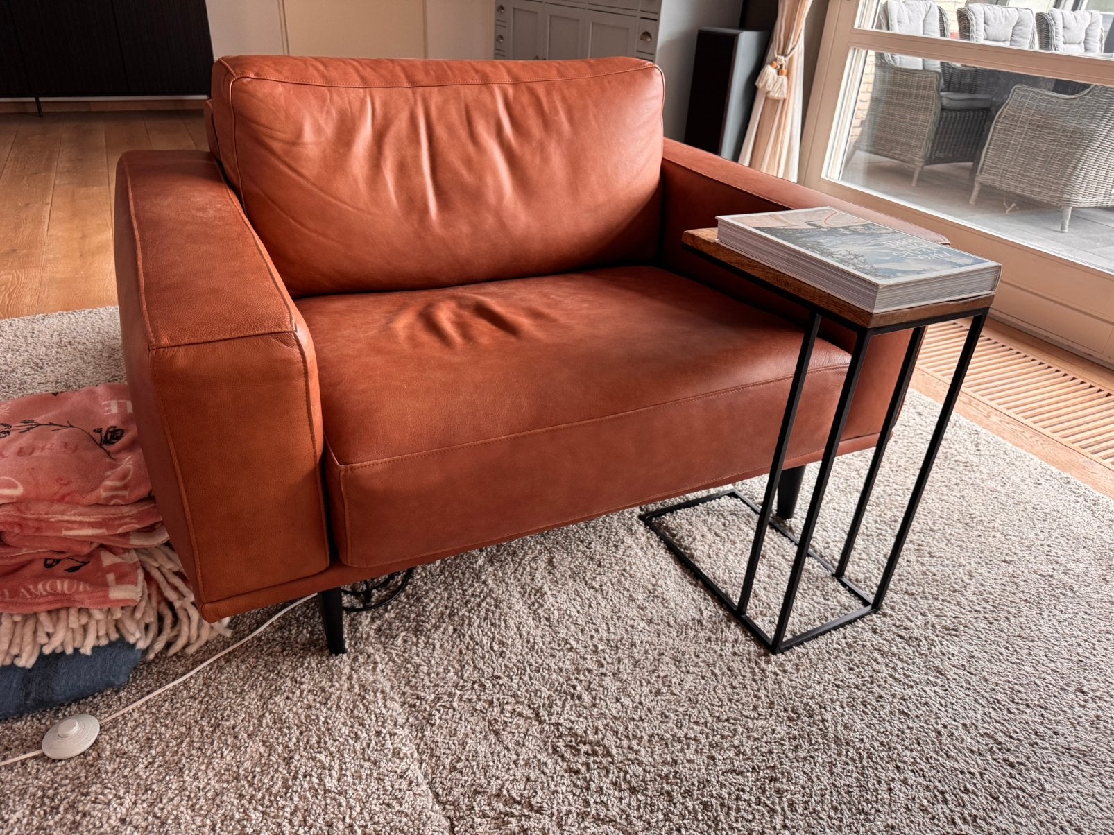 Lederen bank en fauteuil in cognac kleur, Huis en Inrichting, Banken | Bankstellen, Ophalen, Gebruikt, Driepersoons, Leer