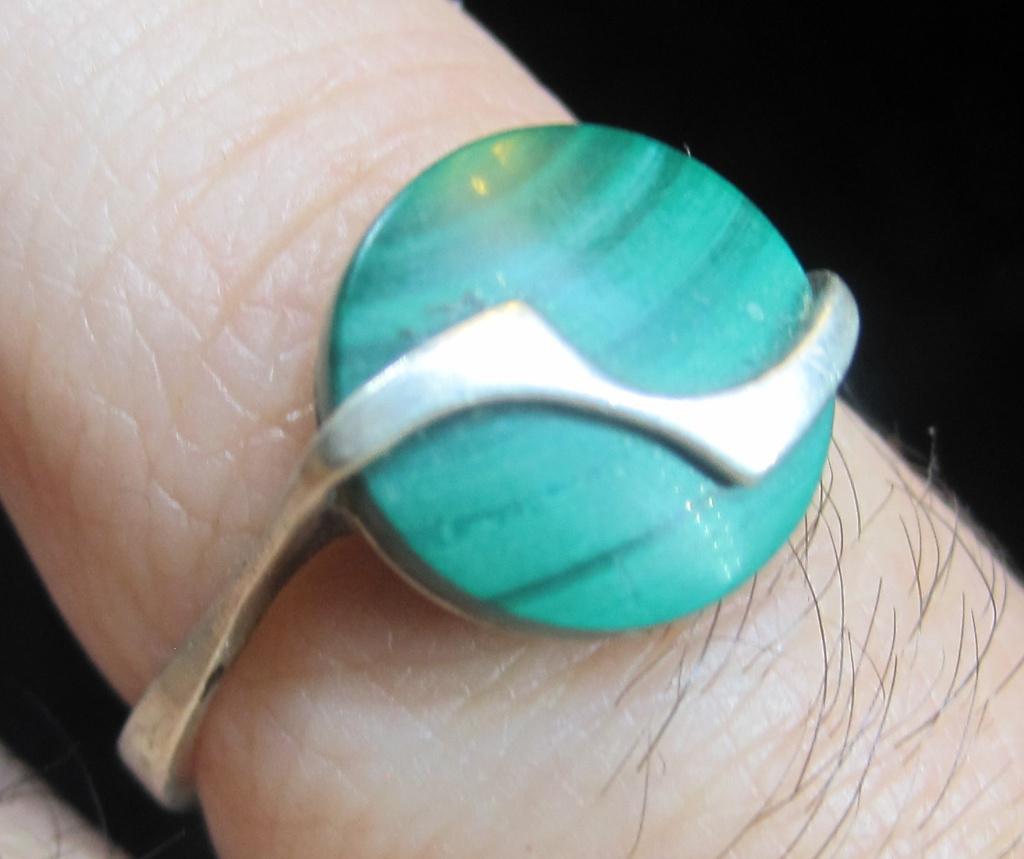 Mooie design zilver 925 malachiet ring, Ophalen, Zo goed als nieuw, 17 tot 18, Met edelsteen