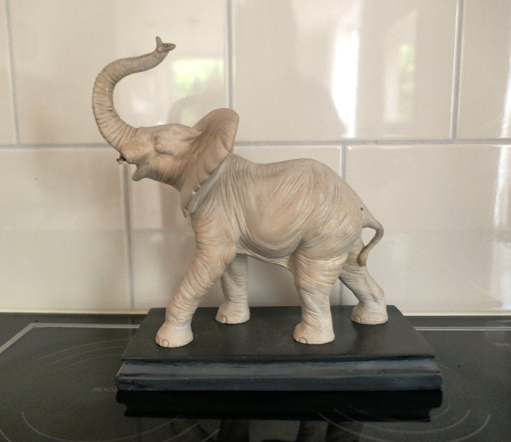 Antiek beeld olifant op zwart plateau, Ophalen of Verzenden, Gebruikt, Dier