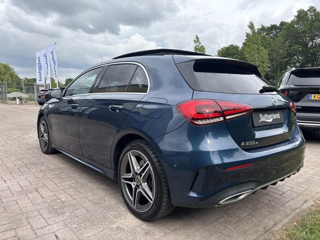 Mercedes-Benz A-klasse 250 e AMG Line 217 PK | Panoramadak |, Auto's, Mercedes-Benz, Gebruikt, Euro 6, 4 cilinders, 16 kWh