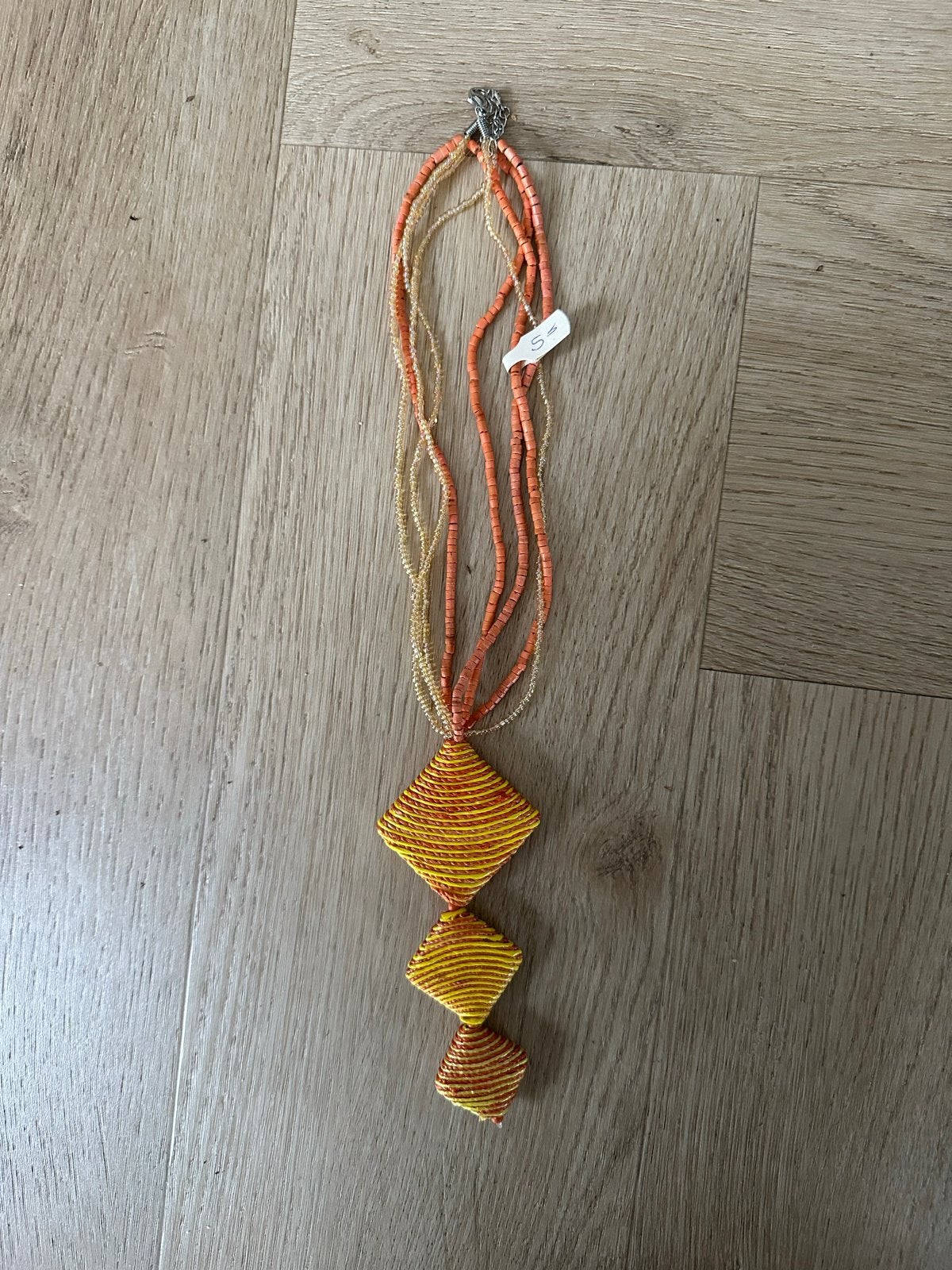 Oranje/gele kralenketting met hangers, Oranje, Ophalen of Verzenden, Zo goed als nieuw, Overige materialen