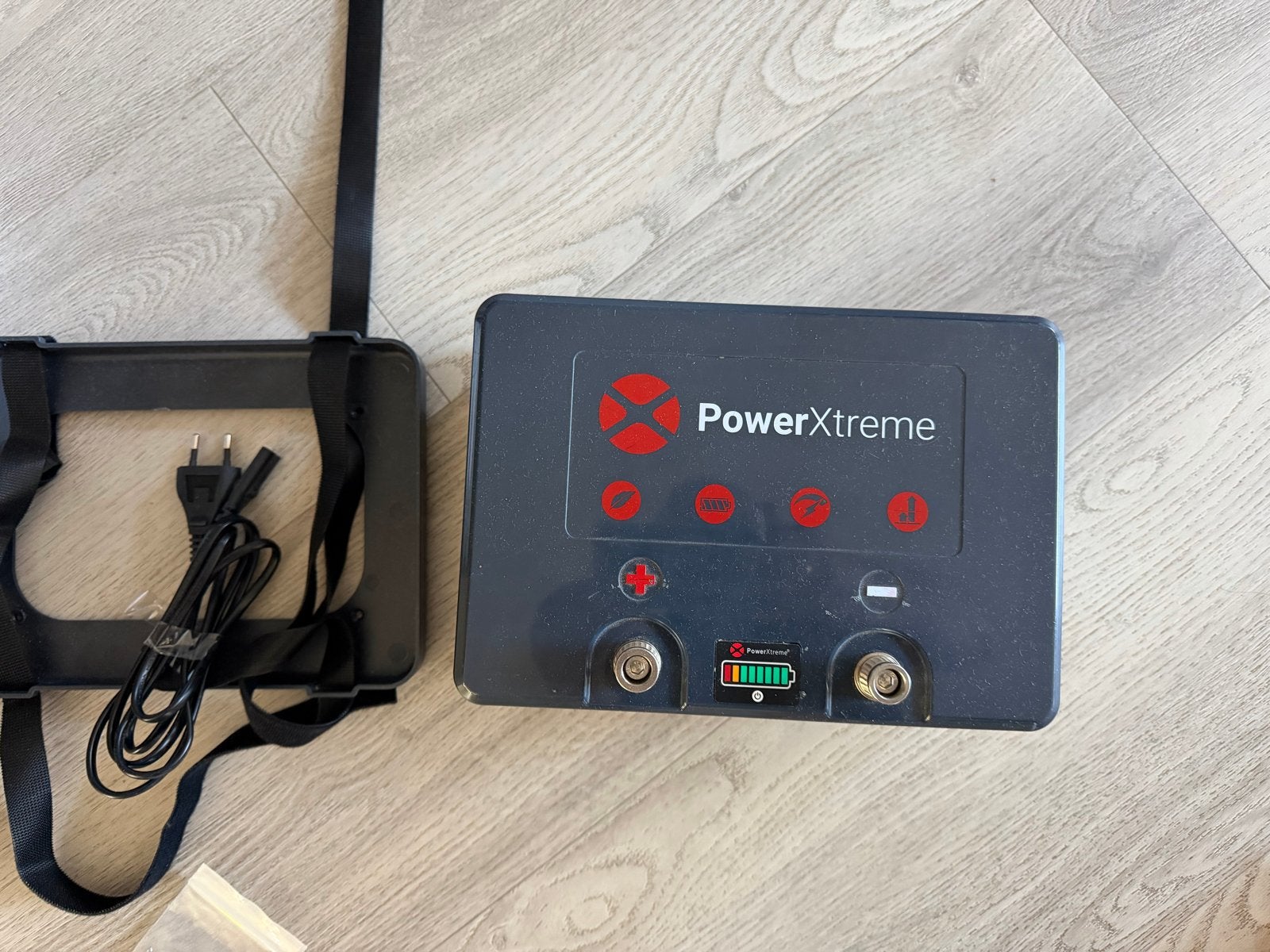 PowerXtreme Accu met lader en bevestigingsband, Verzenden, Gebruikt