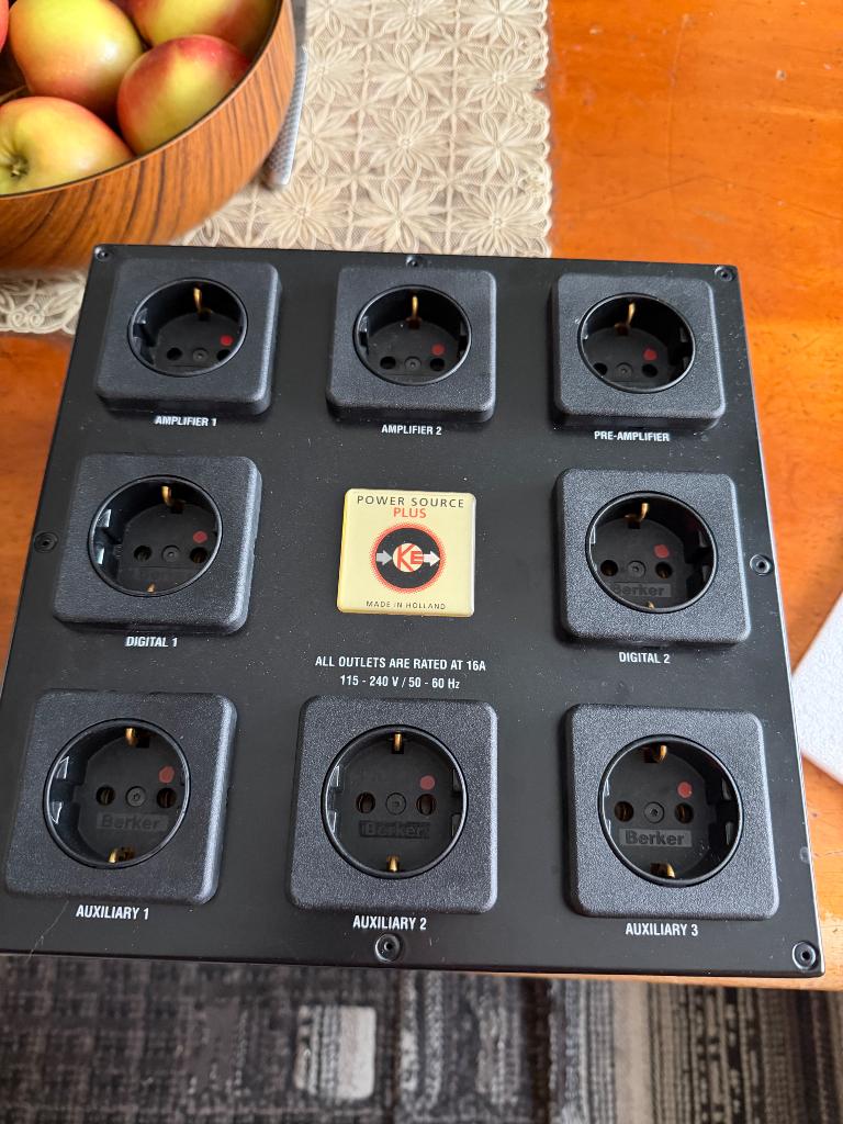 Kemp Power Source Plus, Audio, Tv en Foto, Audiokabels en Televisiekabels, Ophalen, Zo goed als nieuw, 2 tot 5 meter, Overige kabels