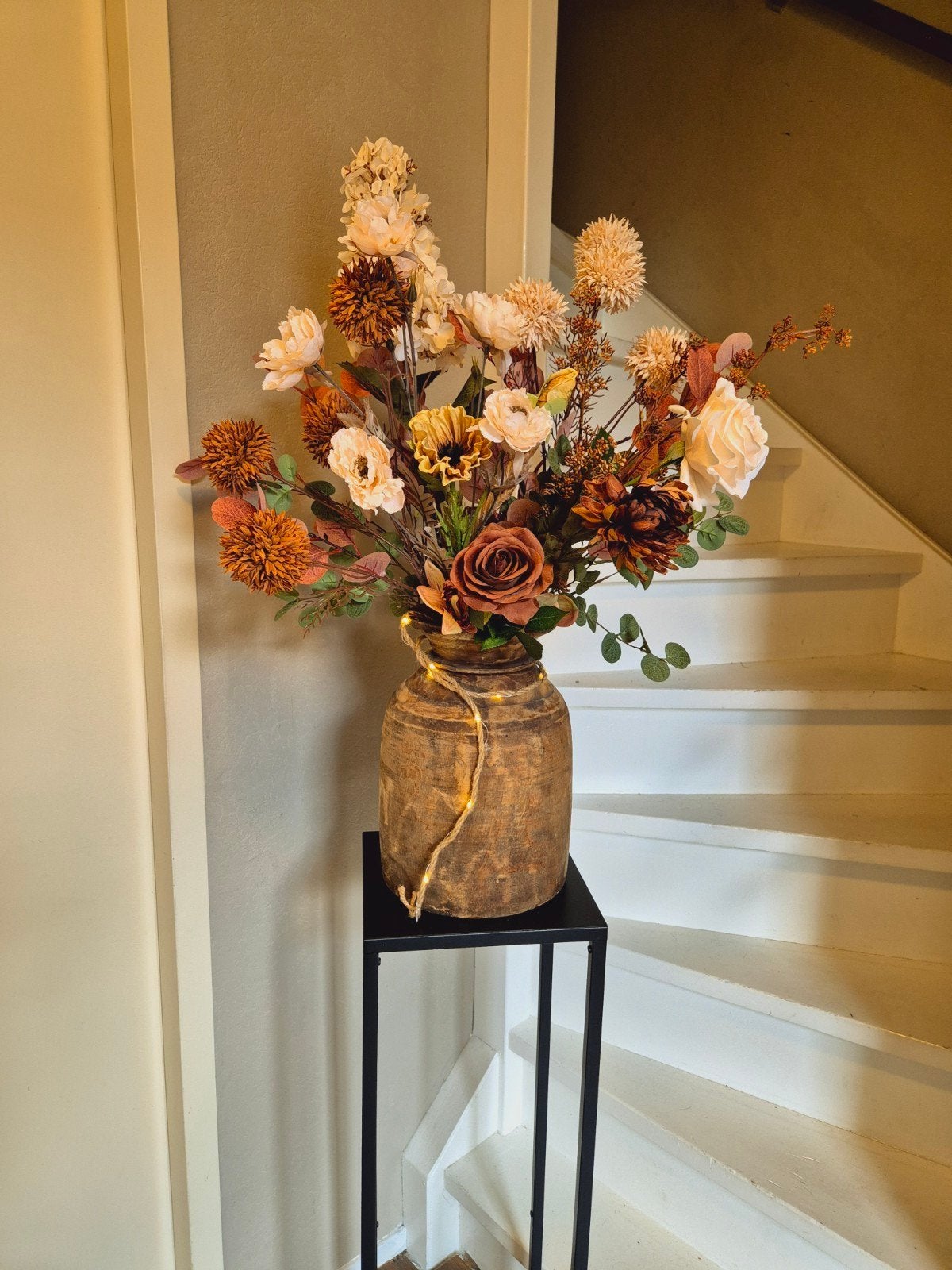 houten nepalese kruik incl boeket zijden bloemen, Huis en Inrichting, Woonaccessoires | Kunstplanten en Kunstbloemen, Ophalen
