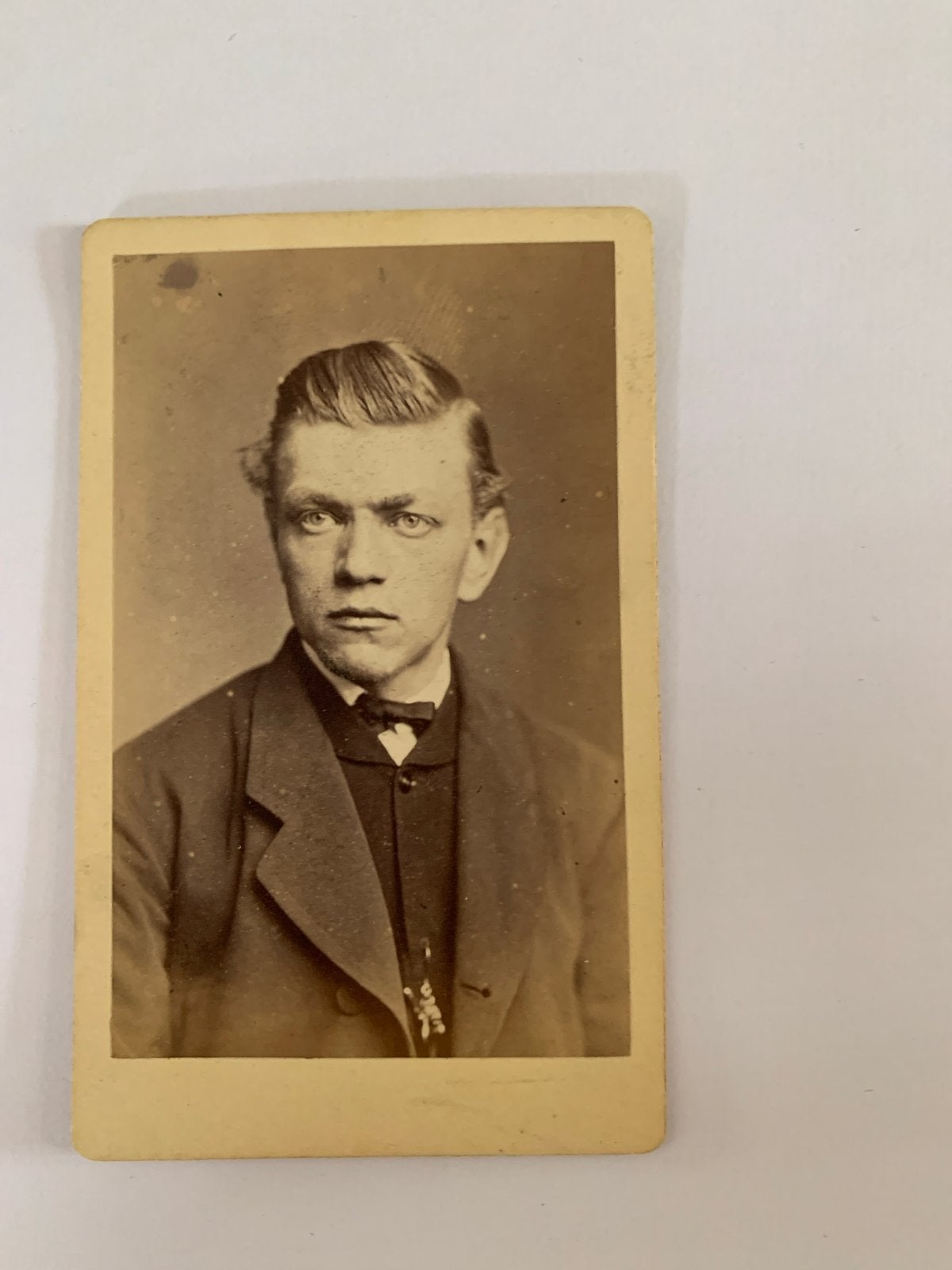Carte de Visite antieke foto van een jonge man met strikje, Gebruikt, Foto, Ophalen of Verzenden, Voor 1940