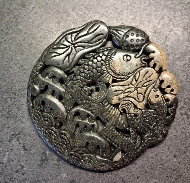 Chinees  hanger met karper en lotus motief  ( 1, Antiek en Kunst, Grijs, China, Verzenden, Steen/keramiek
