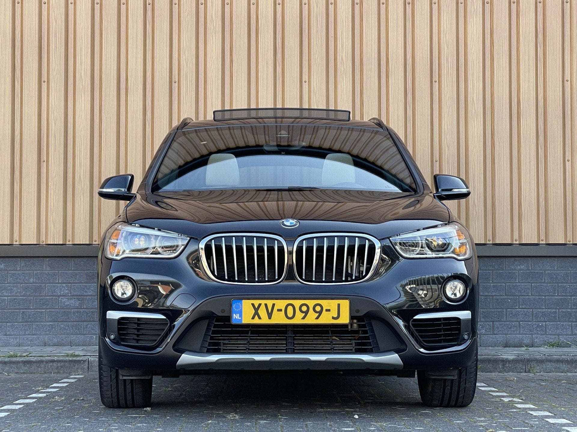 Foto 2 van BMW X1 sDrive20i Orange Edition III | Dealer Onderhouden | O