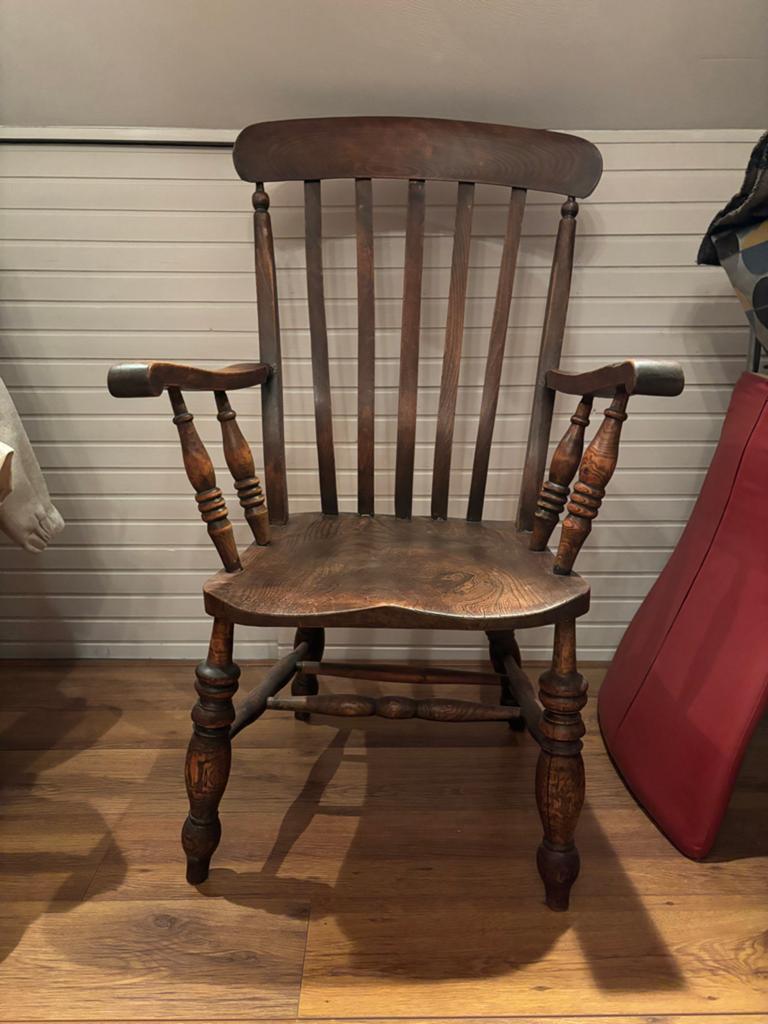 Antieke houten stoel met armleuningen, Ophalen
