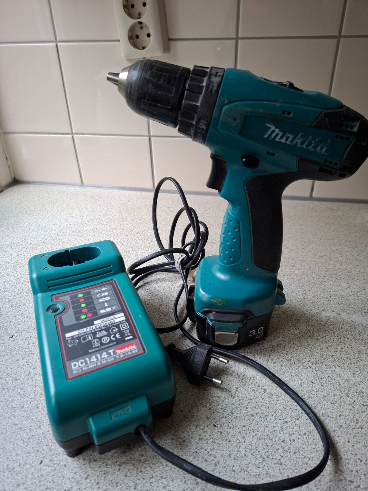 Makita 6271D Boor-/Schroefmachine met lader en accu, Ophalen, Gebruikt, Variabele snelheid, Boor- en Schroefmachine