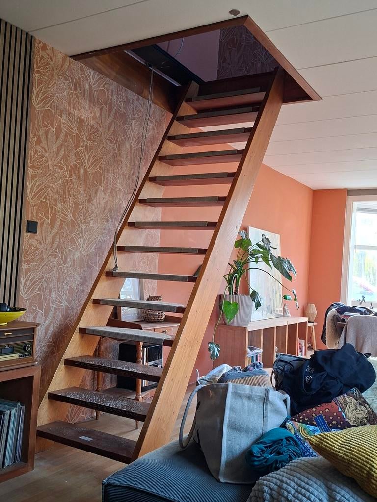 Massieve Meranti houten trap - 14 treden, 3 meter hoog, 88,5, Doe-het-zelf en Verbouw, Ladders en Trappen, Ophalen, Gebruikt, Trap