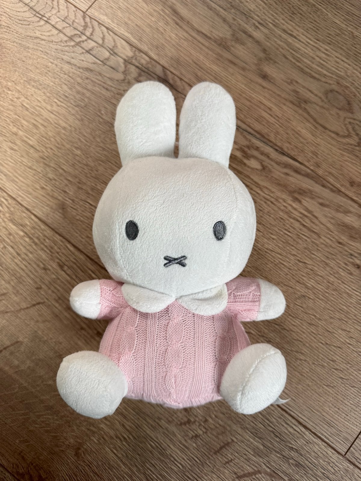 Nieuwe Nijntje knuffel met rammelaar en roze truitje, Overige merken, Met geluid, Nijntje, Ophalen of Verzenden
