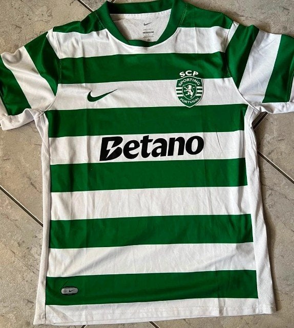 Sporting Lissabon voetbaltenue Maat M - Perfecte staat, Sport en Fitness, Voetbal, Maat M, Verzenden, Zo goed als nieuw, Set