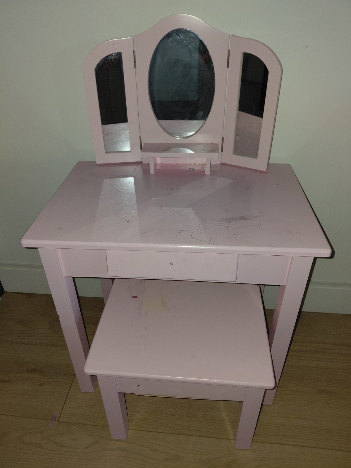 Gratis af te halen: Roze kaptafel met krukje (opknapper), Minder dan 50 cm, Gebruikt, Ophalen of Verzenden, Kinderlijk, Speels