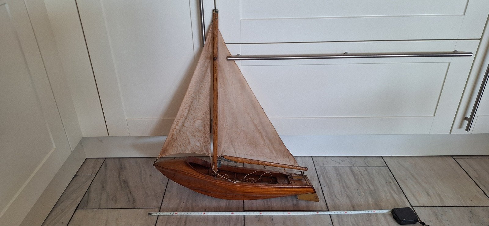 Modelboot van hout vintage met 2 bewegende zeilen en roer, Ophalen, Gebruikt, Overige merken