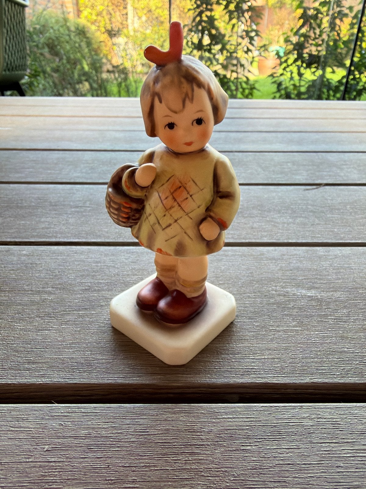 Vintage Hummel beeldje - Meisje met mandje, Verzamelen, Ophalen of Verzenden, Zo goed als nieuw, Hummel