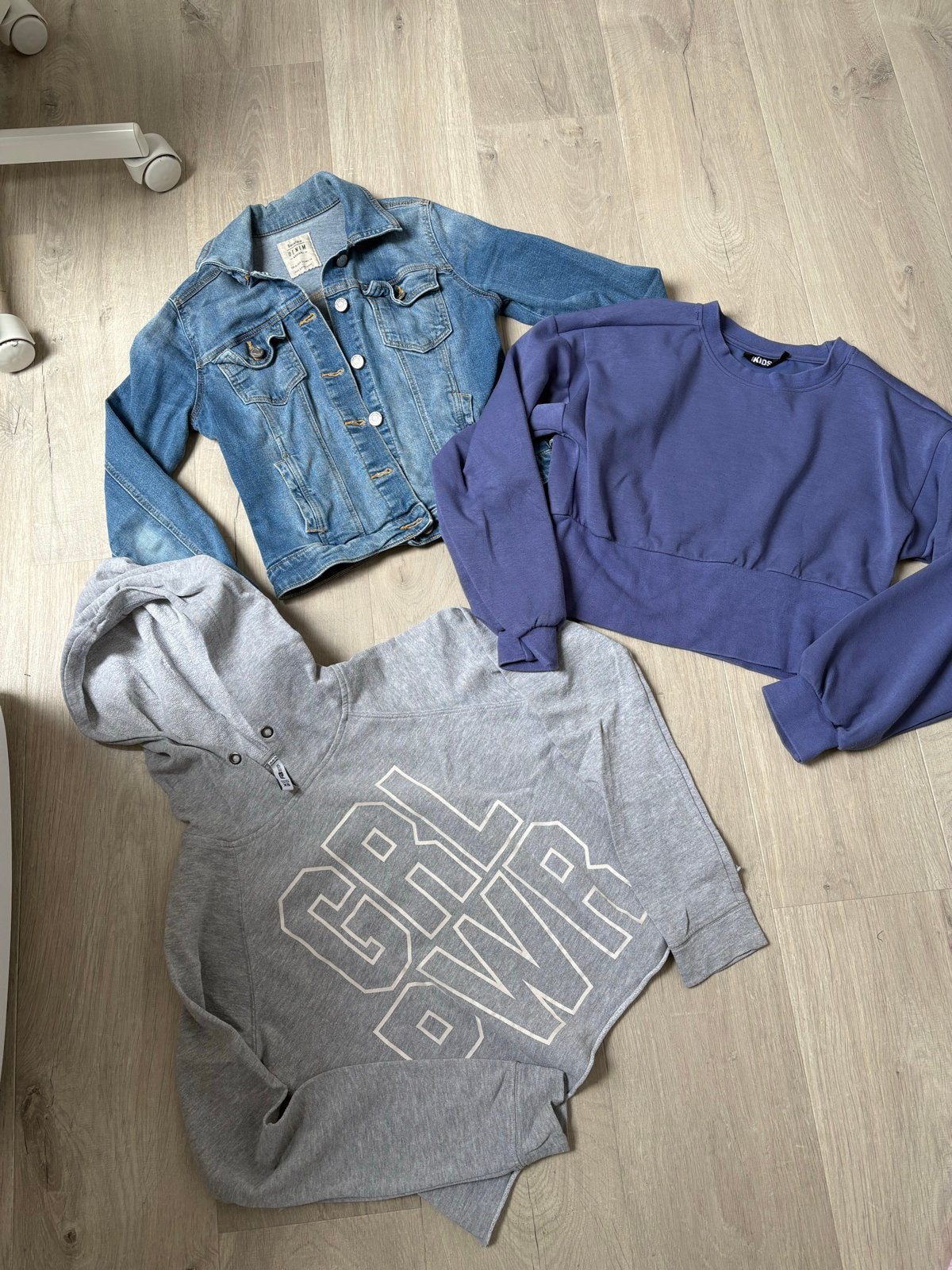 Pakketje: Spijkerjasje, Grijze Hoodie & Blauw/Paarse Trui, Ophalen of Verzenden, Gebruikt, Meisje, Setje