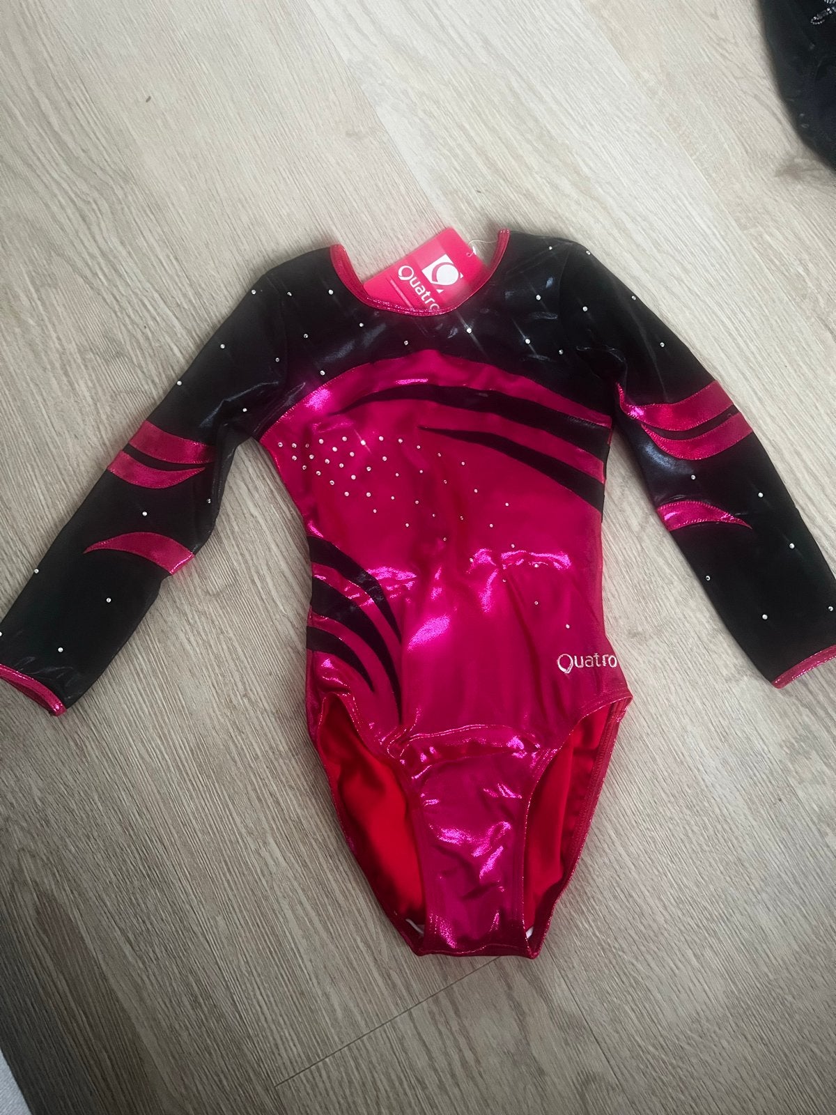 Quatro Turnpakje Zwart/Roze met Strass - Nieuw, Zwart, Nieuw, Maat 36 t/m 42, Ophalen of Verzenden