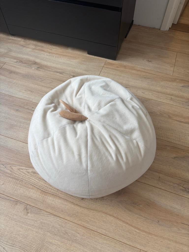 Beige poef in appelvorm kwamtum, Ophalen, Zo goed als nieuw