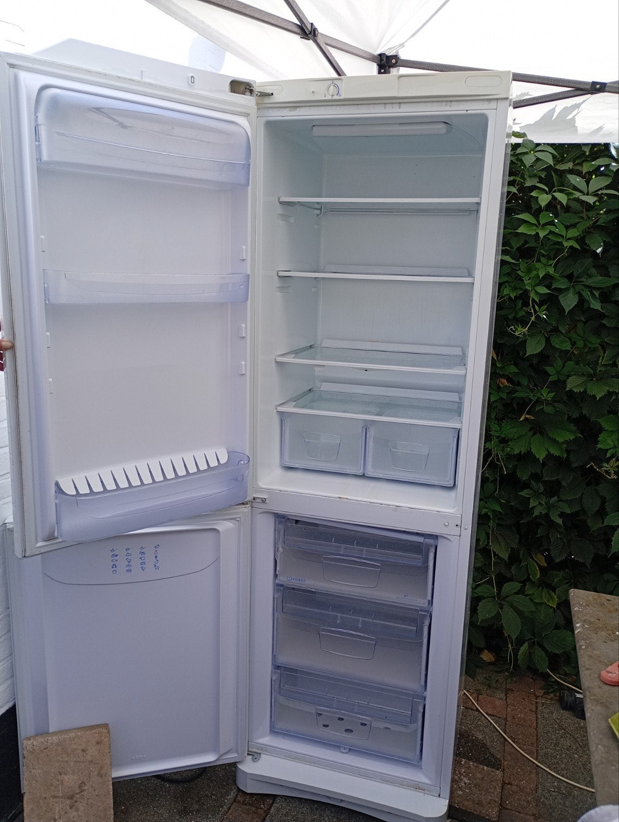 aangeboden koelkasten 2 stuks Indesit met vriesgedeelte, 200 liter of meer, Ophalen, Gebruikt, 160 cm of meer