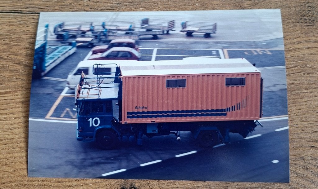 Oude foto van een Schiphol vrachtwagen op Schiphol, 1960 tot 1980, Foto, Ophalen of Verzenden, Zo goed als nieuw