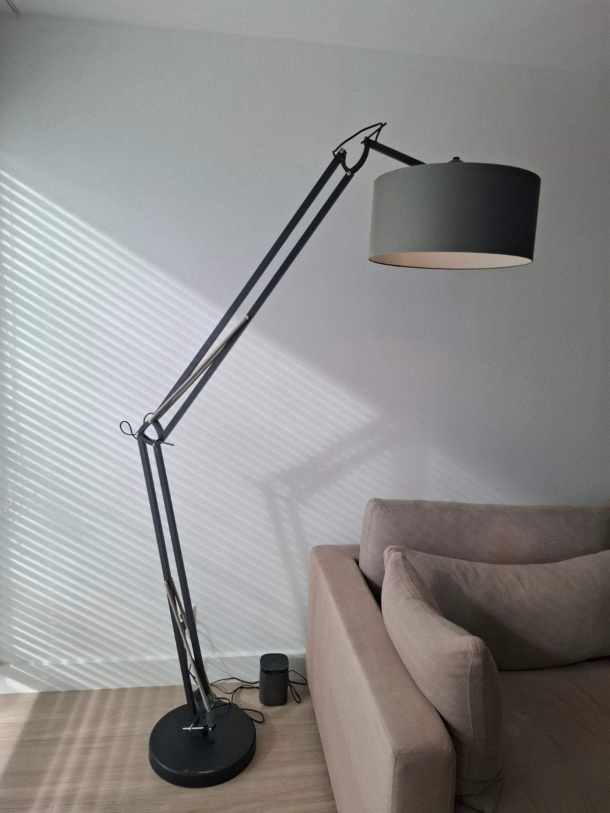 Staande lamp met zwart metalen frame en antraciet kap, Ophalen, Gebruikt, Metaal, 150 tot 200 cm