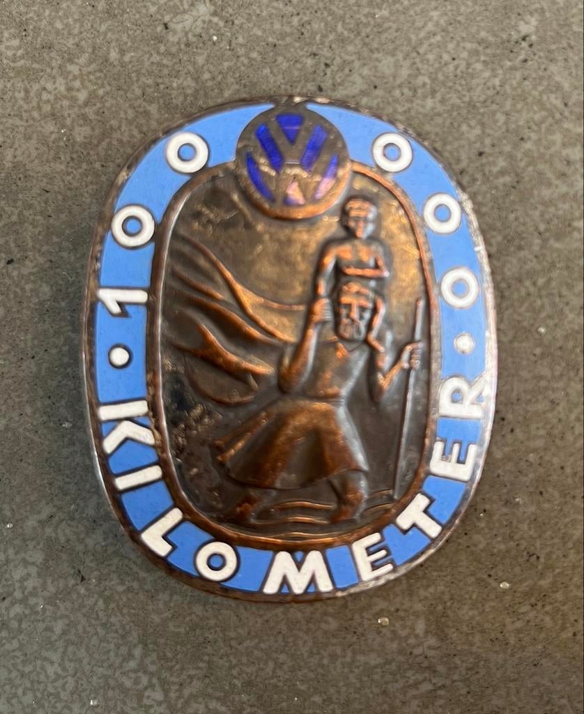 VW 100.000 KM Embleem - Zeldzaam Verzamelobject, Auto diversen, Auto-accessoires, Gebruikt, Ophalen of Verzenden
