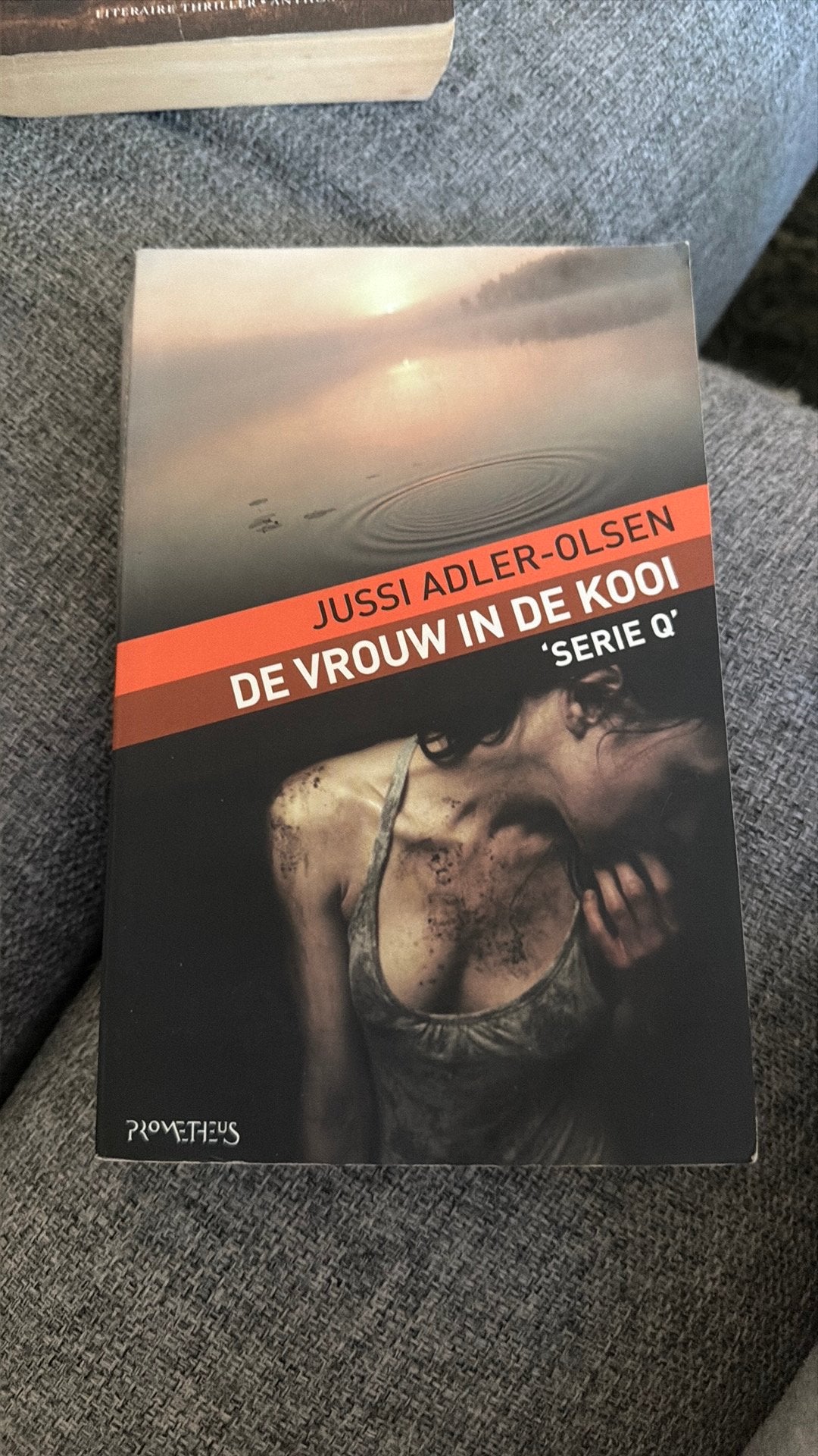Jussi Adler-Olsen - De vrouw in de kooi, Ophalen of Verzenden, Zo goed als nieuw, Scandinavië, Jussi Adler-Olsen