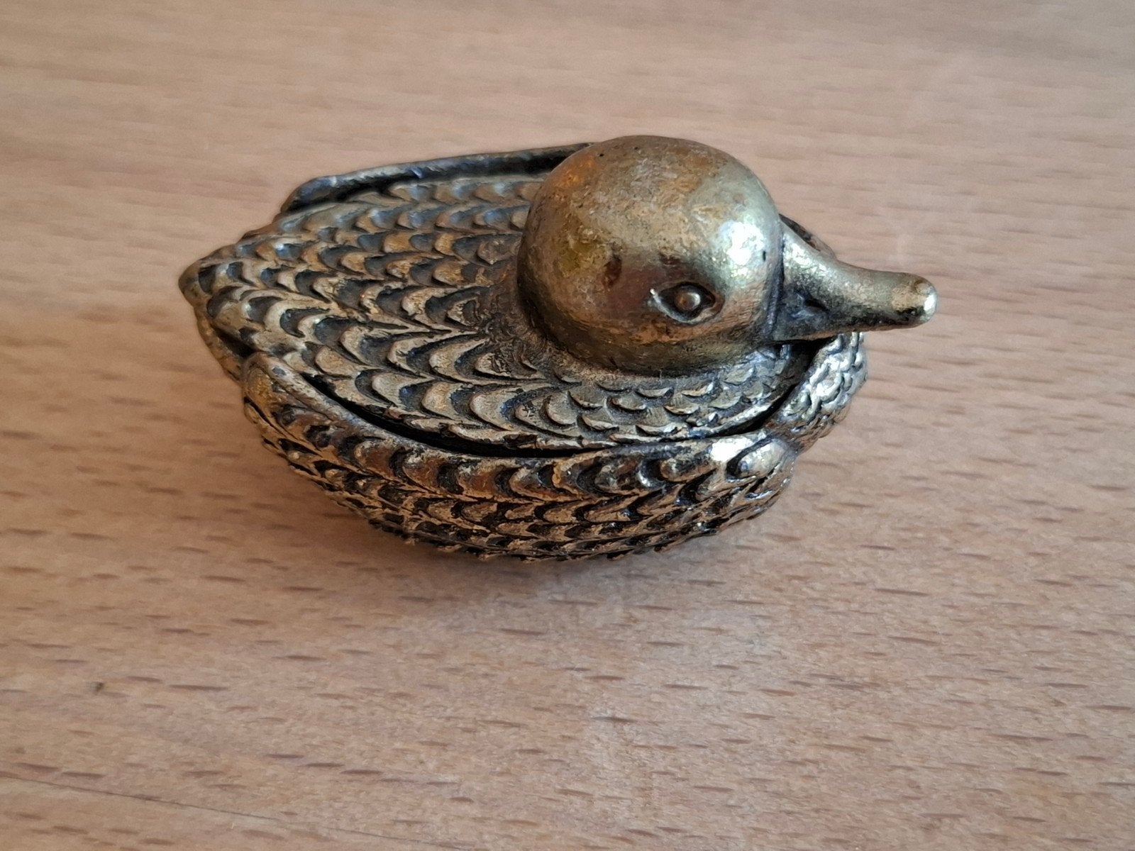 Klein eendjesdoosje van brons, wit geëmailleerd van binnen, Antiek en Kunst, Antiek | Woonaccessoires, Ophalen of Verzenden